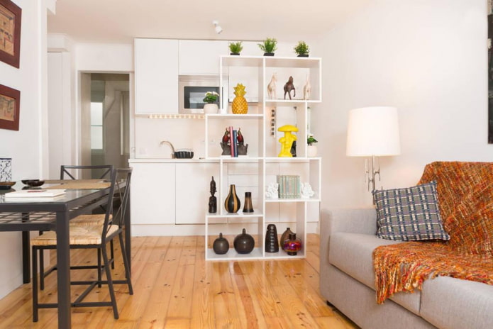стеллаж для зонирования в интерьере кухни-гостиной