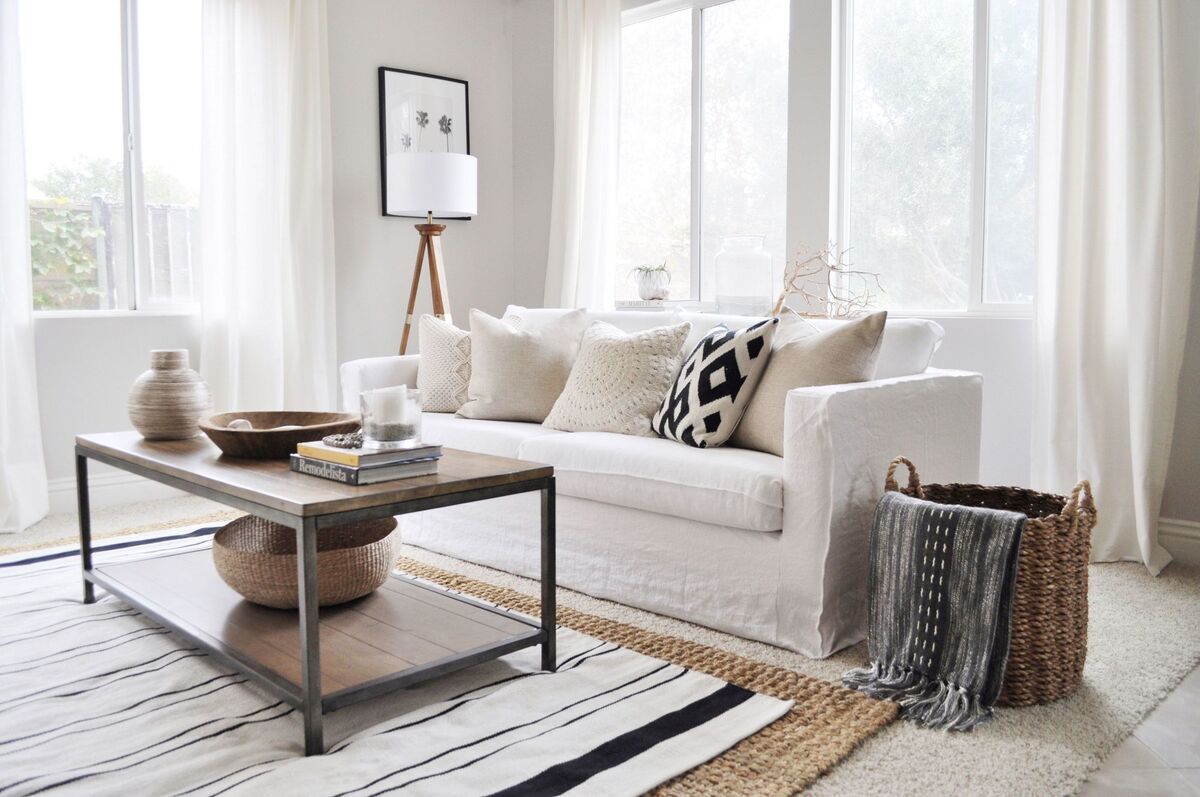 светлый диван со съемным чехлом