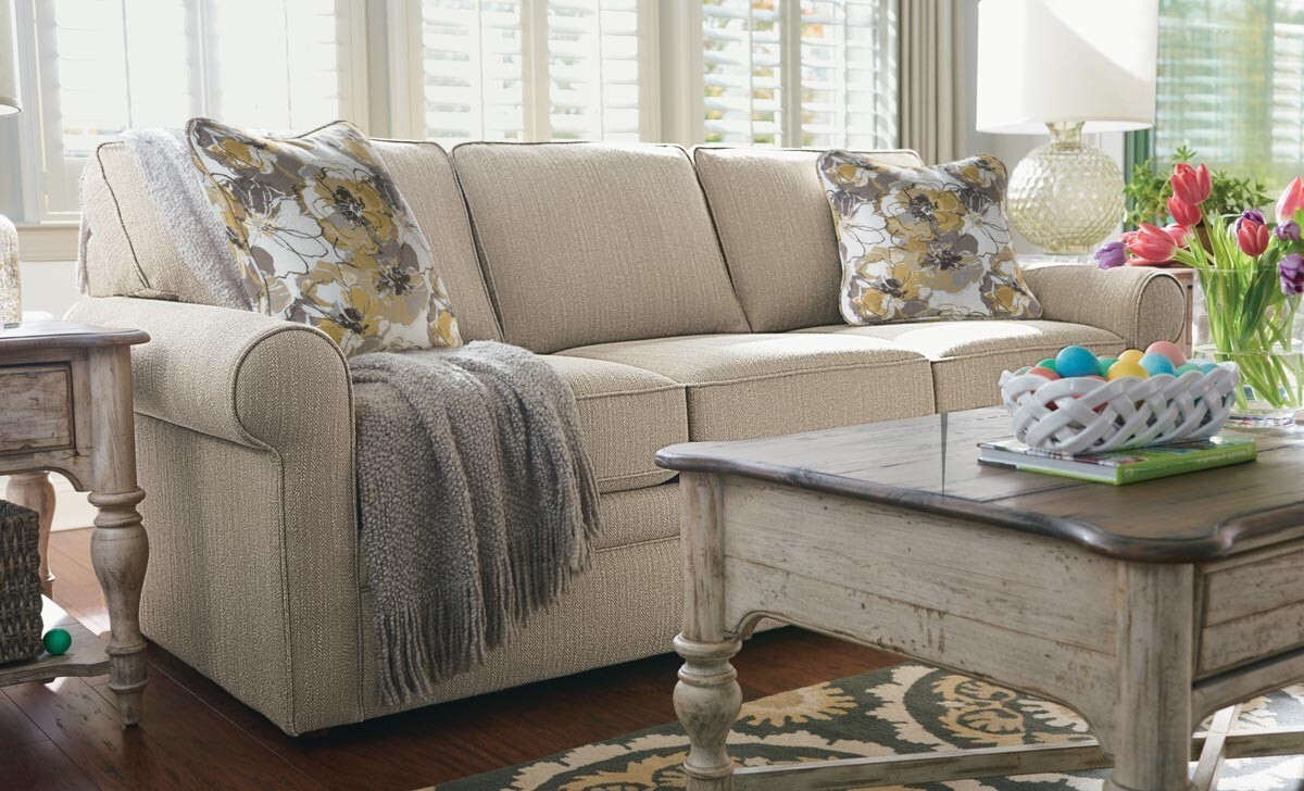 светло-серый диван в интерьере гостиной