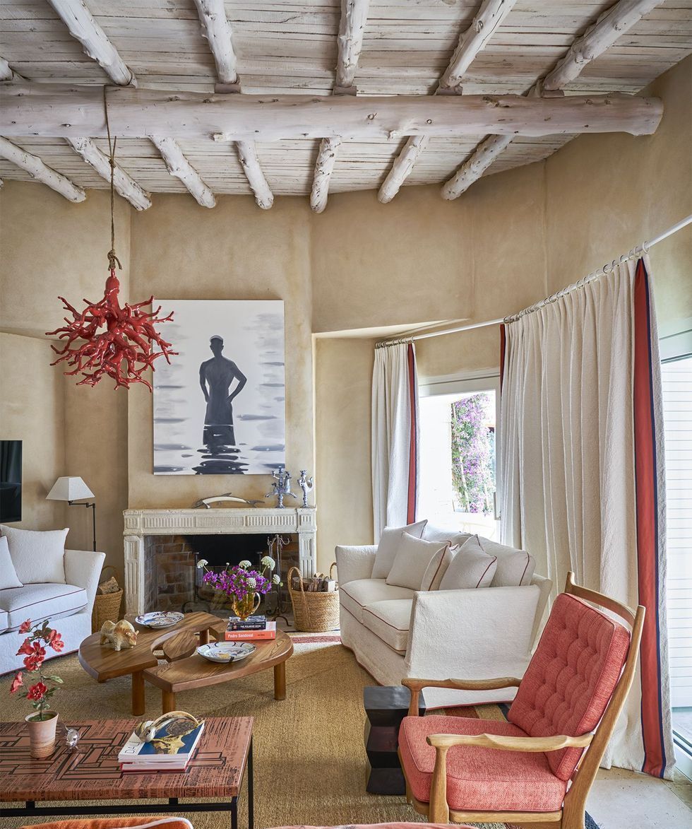 светлый диван в гостиной