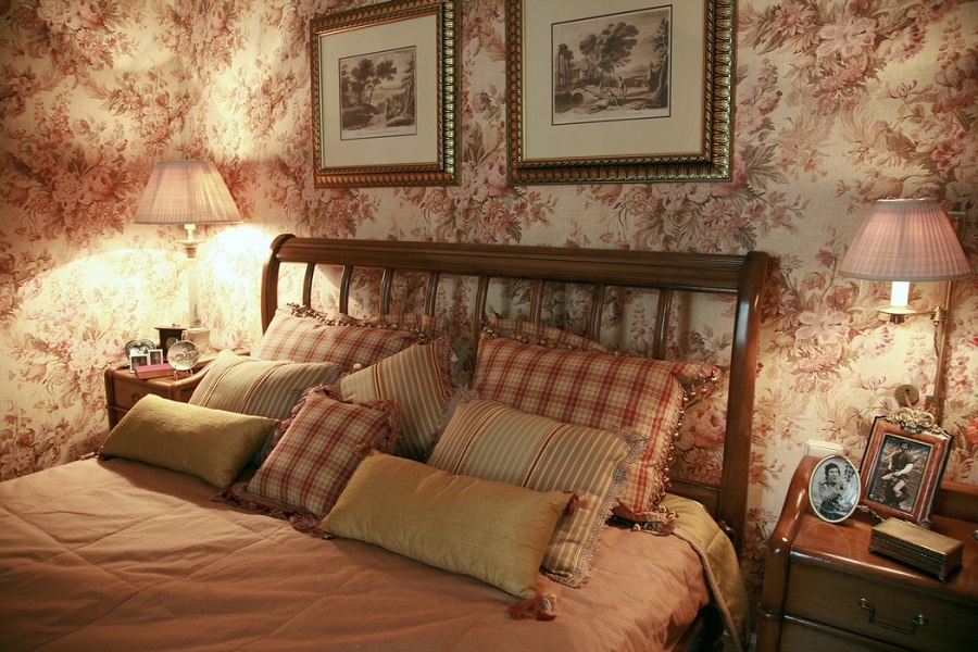 Сочетание цветочных обоев и клетки на подушках выглядит удивительно гармонично Текстиль в английской спальне