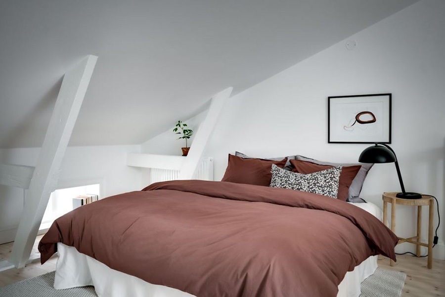 Красивая, стильная мансардная спальня в скандинавском стиле