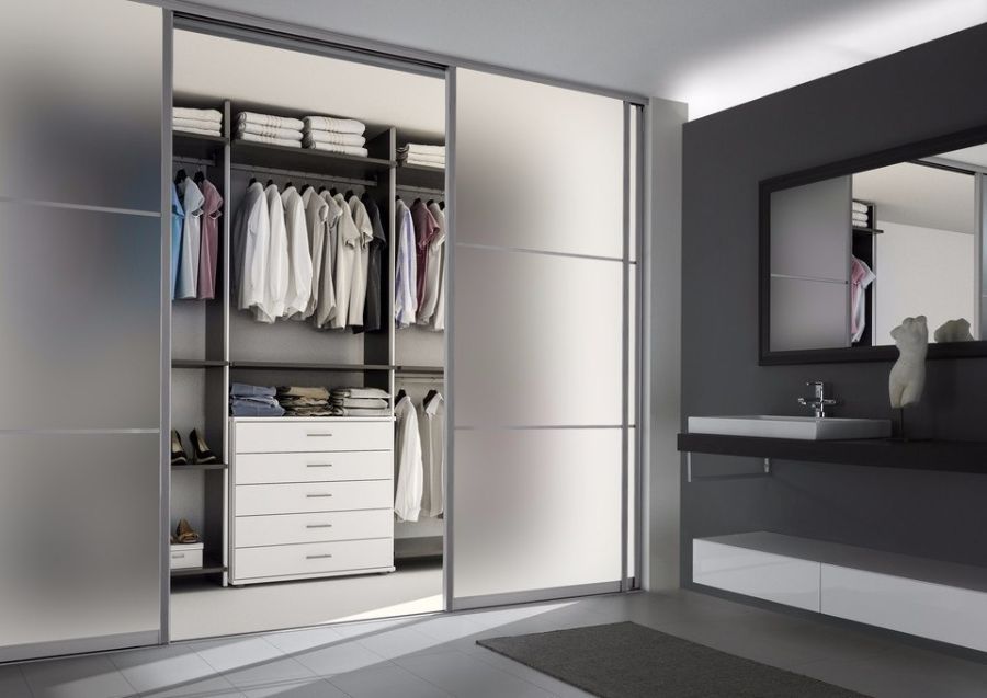 Комод может быть не отдельно стоящим предметом мебели, а гармонично вписаться в оснащение стенки в прихожей