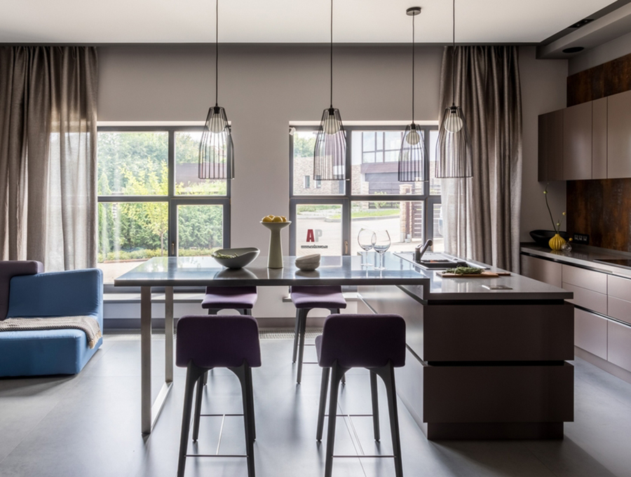 Стильная кухня-столовая с двумя окнами