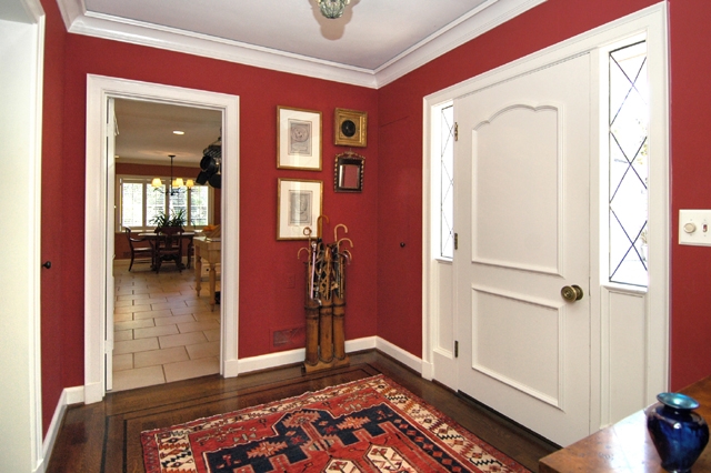 Красный цвет в прихожей - 16 фото примеров