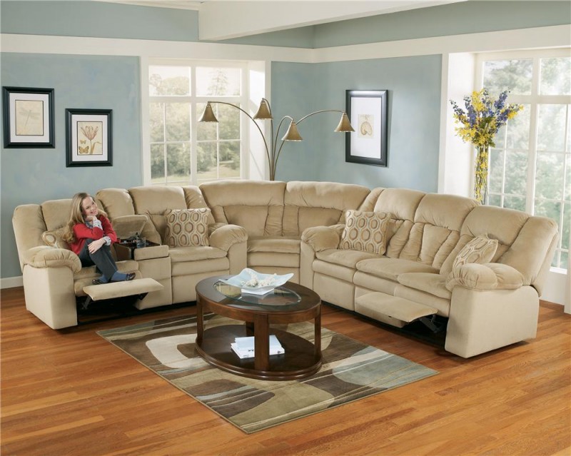 Светлый диван в интерьере: плюсы и минусы, материалы, формы, сочетания сдругими цветами
