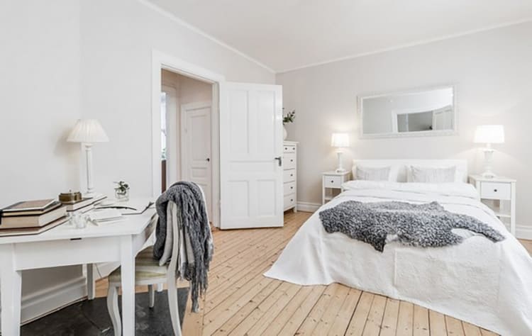 Часть большой спальни можно выделить под рабочее место