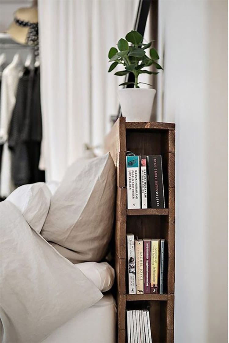 Изголовье кровати также можно использовать для хранения вещей