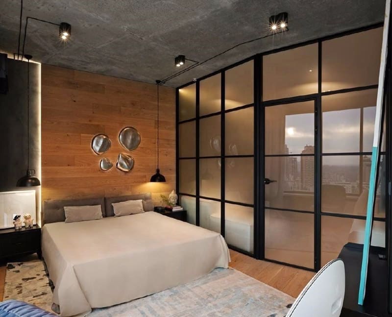 Стеклянная перегородка с дверьми в квартире-студии