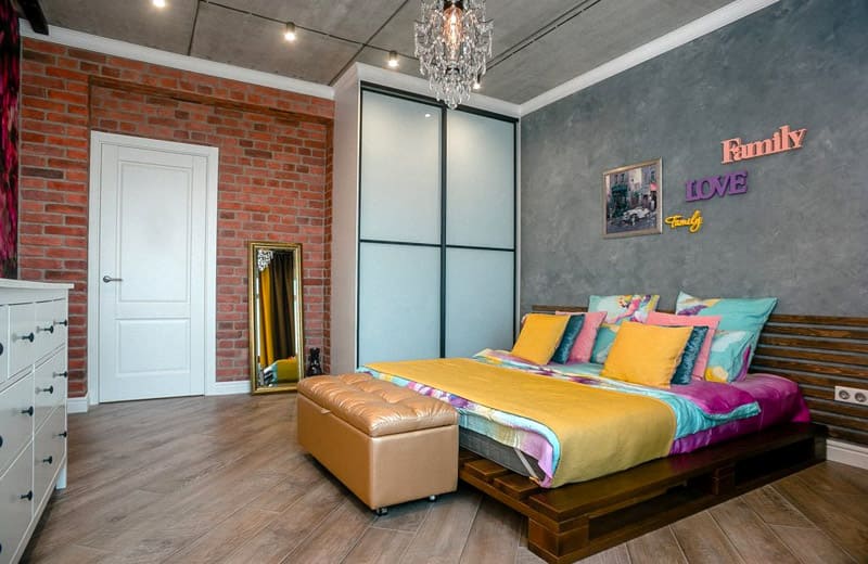 Классические двери в лофтовой спальне