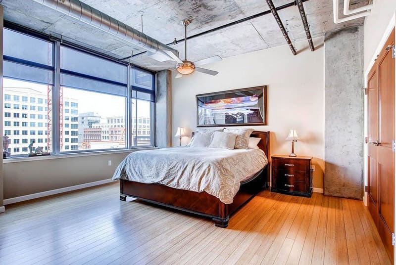 Бетонный потолок и открытые коммуникации