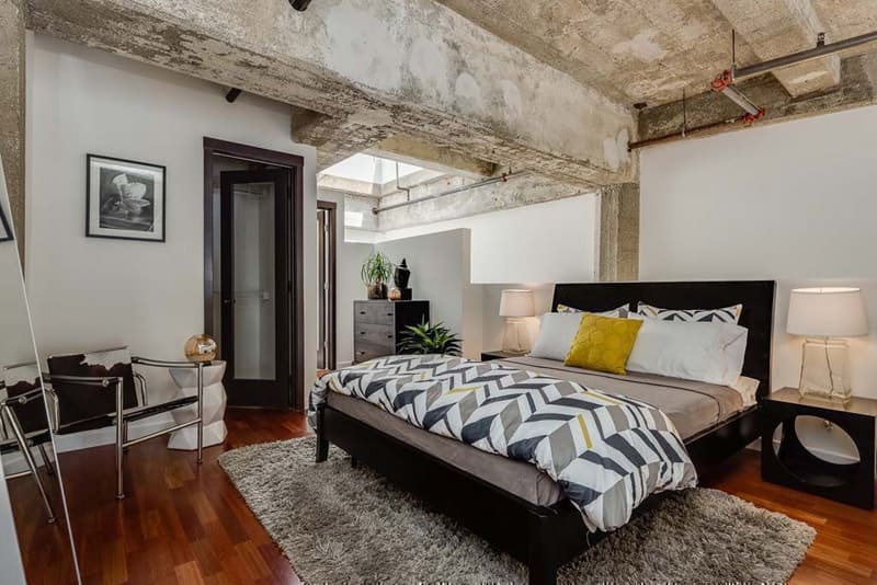 Бетонный необработанный потолок в спальне «лофт»