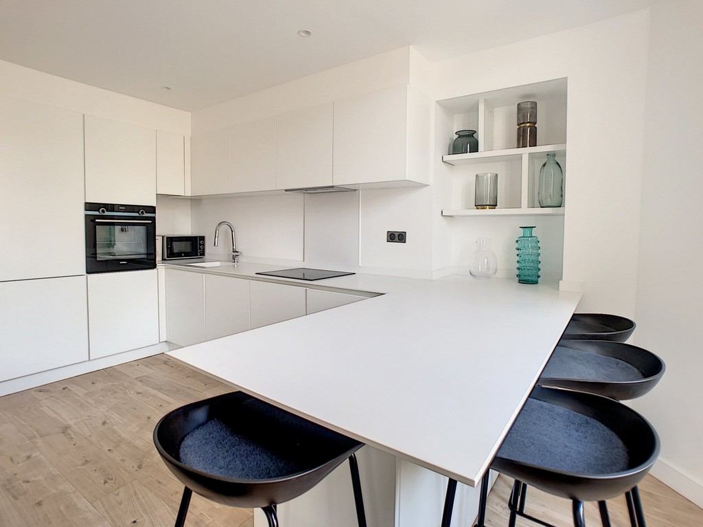 Белая кухня в стиле минимализм с барной стойкой