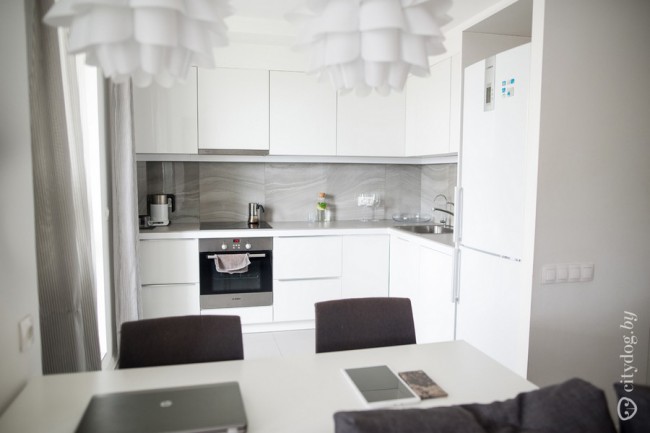 угловая белая кухня в стиле минимализм