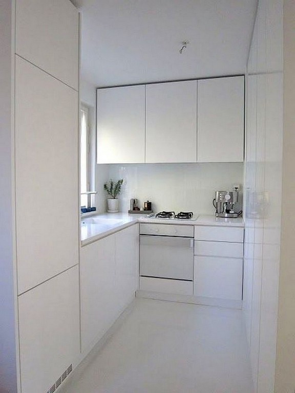 Угловая белая кухня в стиле минимализм с мойкой у окна