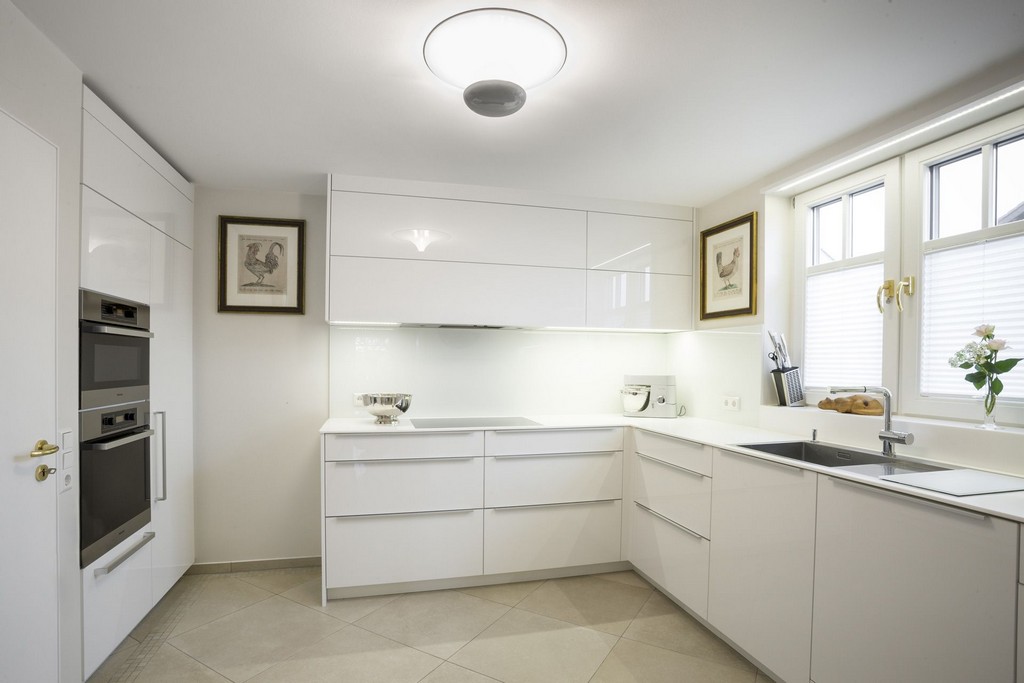 белая кухня в стиле минимализм в доме