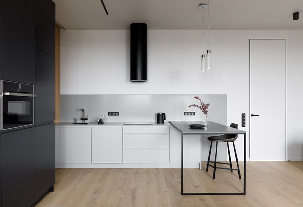 минималистичный интерьер с приставным столом